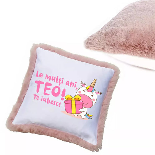 Perna cu blana roz personalizata cu nume - La multi ani