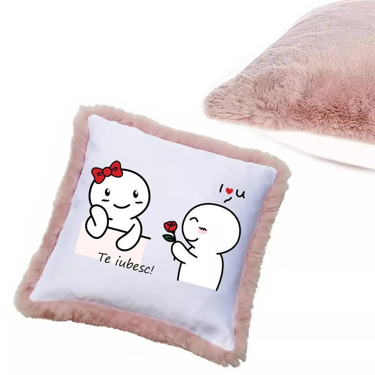 Perna cu blana roz personalizata cu nume - Te iubesc